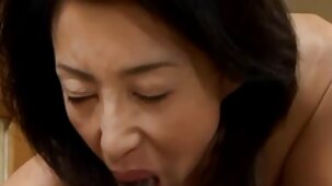 Young a donné fille sex gratuit devant l'arbre du Nouvel An à deux gars