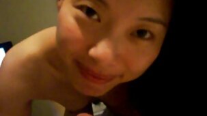 Une brune sensuelle lèche sa sex arab porno gratuit maîtresse sur le banc