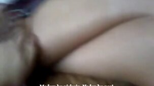 Salope bouclée frotte sexe gratuit en streaming sa casquette sur l'oreiller