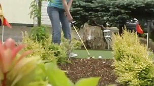 Deux partenaires sex xxx gratuite divertissent une jeune chienne avec des bites