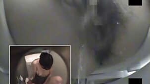 La fille est film gratuit sexy à genoux et suce délicieusement des hommes excités