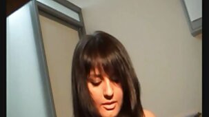 MILF sexe gratuit amateur streaming est gang baisée dans des fentes déchirées