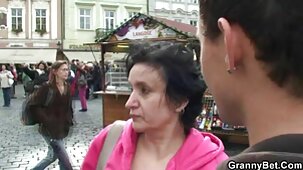 Masturbe les vidéos de sexe gratuit la chatte humide avec un gadget sexuel spécial