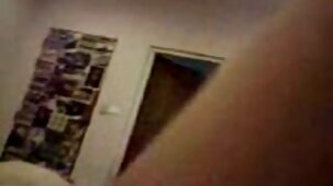 La fille en rouge caresse la chatte humide avec ses mains videos de sex gratuit