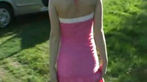 Une femme élégante a enlevé sa film porno gratuit sexy robe brillante et a flashé ses seins