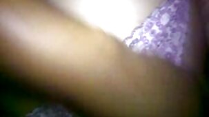 Après le travail, la serveuse prend vidéos gratuites sexy dans sa bouche et baise