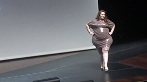 Un homme à femmes chaudes a effectivement giflé une fille aux cheveux roux dans videos sexe gratuit la chatte