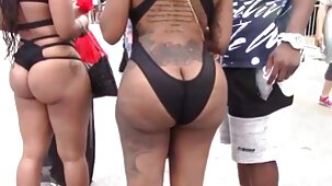 Des filles vidéos sexy gratuites devant une webcam montrent de quoi elles sont capables