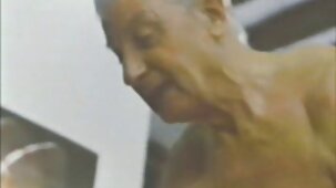 Très assidûment, la fille lèche l'entrejambe de son sexe gratuit film amie