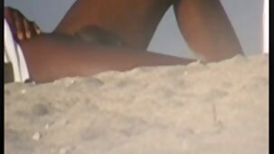 La fille se déshabille et baise bien avec sex french gratuit des bites en caoutchouc