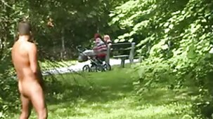 Une sexe films gratuits femme aux cheveux bruns à moitié nue lit un livre sur un vibromasseur