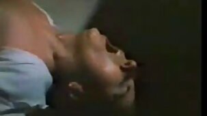 Une fille mince manga sexe gratuit se déshabille sur le lit et apparaît dans toute sa splendeur