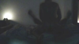 Petite soeur lèche et suce et vidéo sexe amateur streaming en profite