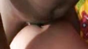 Superbes jeunes femmes se caressant sur un canapé vidéos gratuites de sexe noir