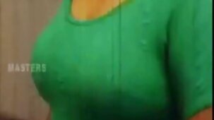 Avec un appareil lisse, le tipok martèle sans vidéos gratuites de sexe vergogne le poussin dans le bouchon