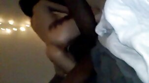 Femme irrésistible s'est donnée à baiser sur le videos sexe gratuit lit dans un vison
