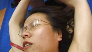 Une jolie nana se video gratuite sex amateur déshabille et insère un phallus dans sa chatte