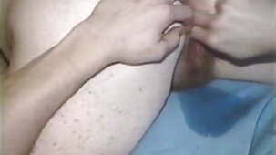 Baiser passionnément une nana dans un tatouage video gratuite de sexe amateur dans des trous tendres