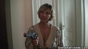 Ça a l'air bien le sexe excité poussins sex gratuit belle mere sur le canapé