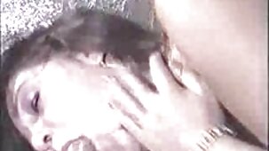 Une branlette de film sexe gratuite chatte devant une webcam excite une nana