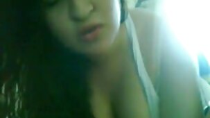 Salope blonde se détend avec un vibromasseur sexe gratuit amateur streaming bleu