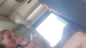 Une video sex streaming gratuit pute aux cheveux blancs se fait baiser par un homme sur le canapé d'une maison